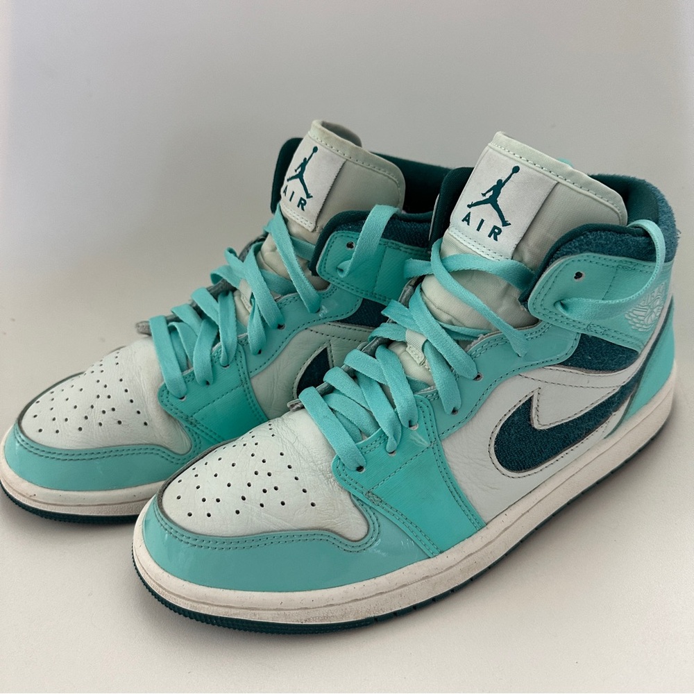 Nike Air Jordan 1 Mid SE Women’s Sneaker